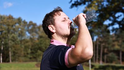 Are You Allowed To Putt While Holding A Drink In One Hand?