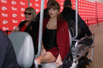 Taylor Swift corrects security guard after run-in with photographer at Chiefs game