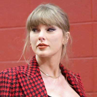 Taylor Swift Was Caught on Camera Reminding a Security Guard to Say "Please"