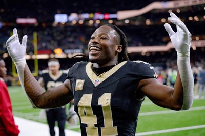 WATCH: Darren Rizzi presents Alvin Kamara with a Week 10 game ball