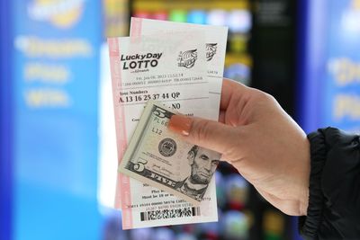 Illinois Woman Buys Million-Dollar Lottery Ticket During Quick Grocery Stop, Forgets It in Her Purse