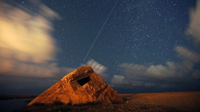 The Leonid meteor shower is peaking. How to spot 'shooting stars' and 'fireballs' over the US tonight.