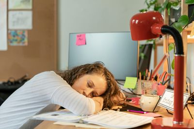 ONS Report: UK Remote Workers Sleep 24 More Minutes And Work 10 Minutes Less Than In-Office Peers