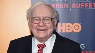 What Warren Buffett Can Buy With His Record $325 Billion Cash Pile