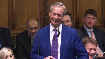 Farage heckled during PMQs as he congratulates Trump and Starmer makes immigration jibe