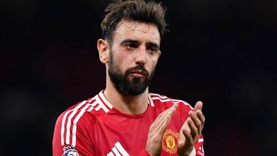 Manchester United's Bruno Fernandes Saves Flight Passenger in Medical Emergency