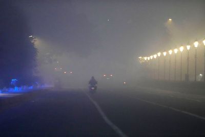 Delhi shuts all primary schools as hazardous smog worsens