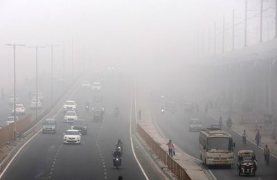 Thick hazardous smog envelopes Delhi’s roads causing danger to drivers