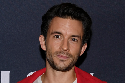 Jonathan Bailey says everyone over 40 should be ‘forced’ to watch queer Netflix drama