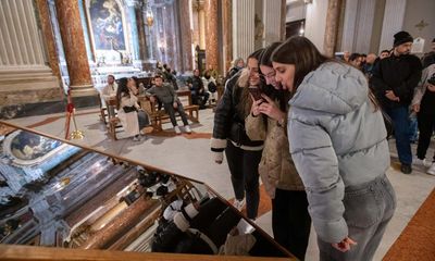 ‘I’m just here for the selfie’: the mirror reflecting Rome’s TikTok visitor boom