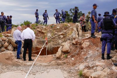 South African government seeks experts' help to bring illegal miners to the surface