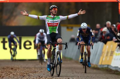 Superprestige Merksplas: Laurens Sweeck wins tactical fast race