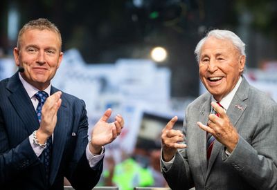 Peter Herbstreit meets Uga before Tennessee-Georgia