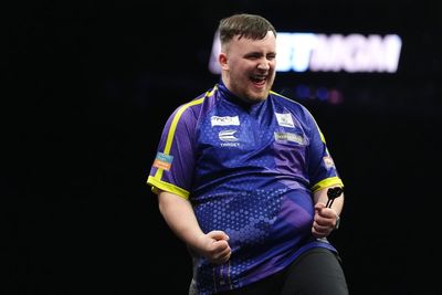 Luke Littler storms into Grand Slam of Darts semi-finals with thumping win