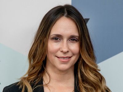 Jennifer Love Hewitt reveals she learned about her mother’s death from the media