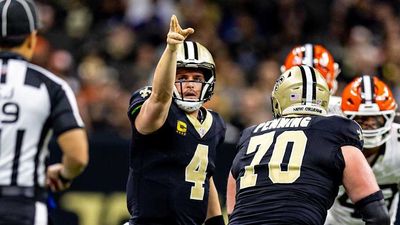 Mics Caught Derek Carr Sending Funny Mid-Game Message to Former Teammate