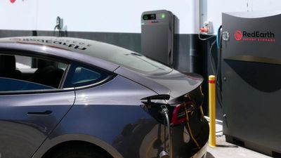 Plug in, get paid: EV drivers to tap into batteries