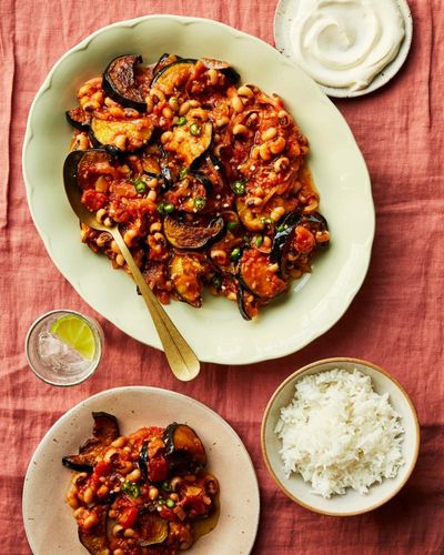 Quick and easy curry: Rukmini Iyer’s Sri Lankan-style aubergine and black-eye bean curry recipe