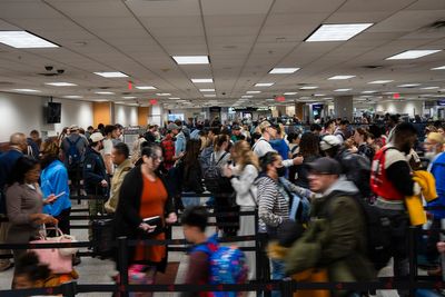 Thanksgiving weather forecast: Travelers out in force as they face snow and rain across US