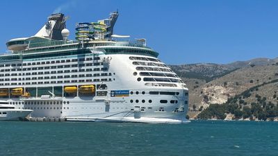 'Titanic' song played as Explorer of the Seas hit by bad weather