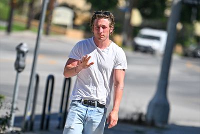 Jeremy Allen White look-alike wins cigs