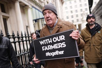 Jeremy Clarkson ‘defies doctors’ orders’ to join thousands of protesting farmers