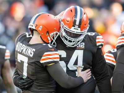 Browns re-sign familiar face to help with OL injury woes