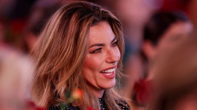 Thought you couldn't wear leopard print at Christmas? Shania Twain's cosy sweatshirt and jeans combination proved me wrong