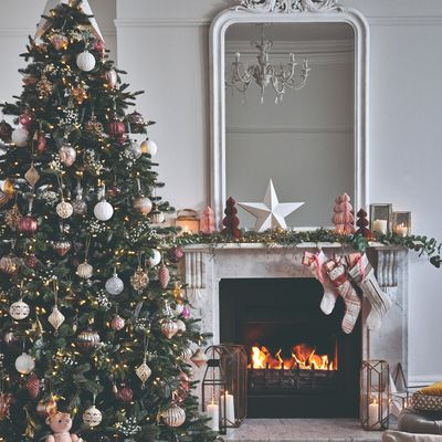 5 calming Christmas scents recommended by fragrance experts - take the stress out off the festive season this year