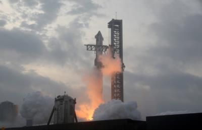 Spacex Successfully Launches Super Heavy Rocket Booster With Starship