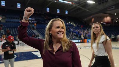 Los Angeles Sparks Hire Lynne Roberts As Next Head Coach