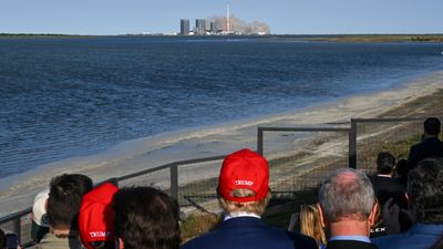 Trump watches SpaceX launch Starship's 6th test flight (photos)