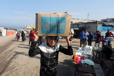 How was a UN aid convoy robbed near Israeli military positions?