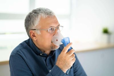 What is COPD and what are the symptoms?