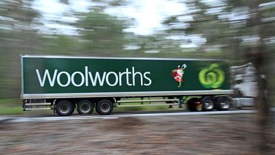 Workers warn of bare shelves, Woolworths says no risk