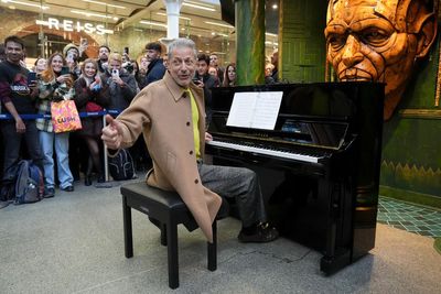 Jeff Goldblum serenades Londoners with piano performance at St Pancras International