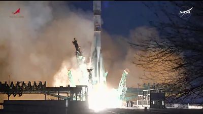 Russian Soyuz rocket launches supplies to ISS on 90th Progress cargo spacecraft (video)