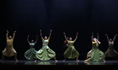 Akram Khan: Gigenis review – dancer’s exhilarating return to his roots with an expert ensemble