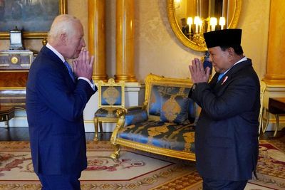 King offers traditional welcome to Indonesian president