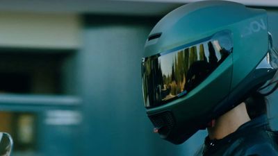 This Helmet Lets You Breathe Fresh Air, Just In Time For the Apocalypse