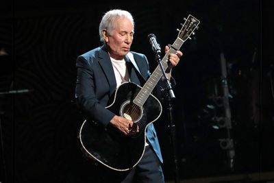 Paul Simon performs with hearing loss