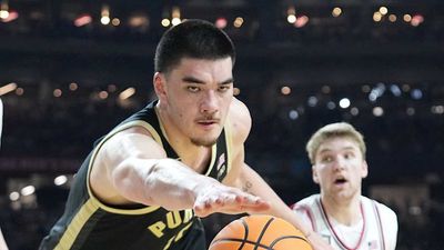 Grizzlies' Cam Spencer Receives UConn Championship Ring in Front of Peeved Zach Edey