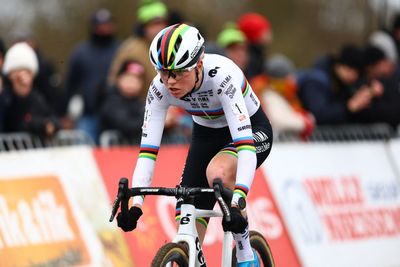 Exact Cross Kortrijk: Fem van Empel makes winning return to racing