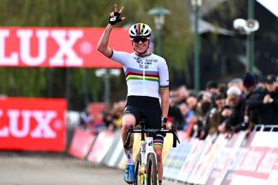 Fem van Empel claims UCI World Cup opener in Antwerp