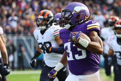 Simone Biles celebrates as husband Jonathan Owens recovers fumble for Bears