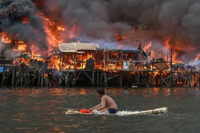 Massive fire destroys dozens of homes on Manila port