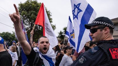 Tense stand-off at synagogue despite cancelled protest