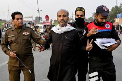 Pakistan police clash with thousands of Imran Khan supporters marching to capital to demand his release