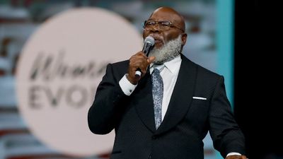 Megachurch founder T.D. Jakes suffers health incident during sermon at Dallas church