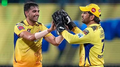 'Dhoni bhai ko miss toh karoge?' Suresh Raina asks Deepak Chahar after his move from CSK to MI